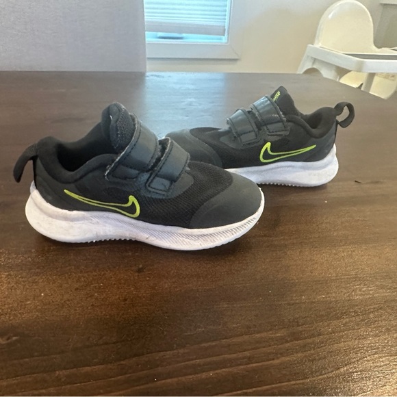 Nike Kids Grey White Green Running Shoes Size 6C - Picture 4 of 8